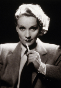  Marlene Dietrich mit Zigarette